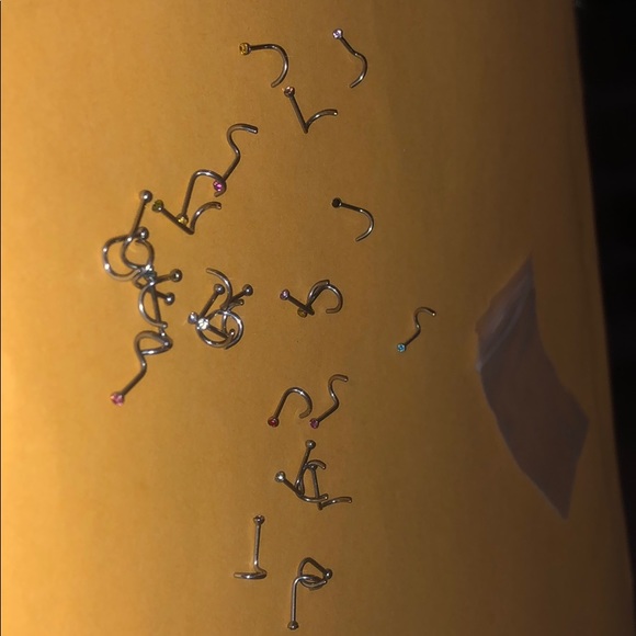 Lot of 25 corkscrew nose rings multiple colors - Picture 2 of 4